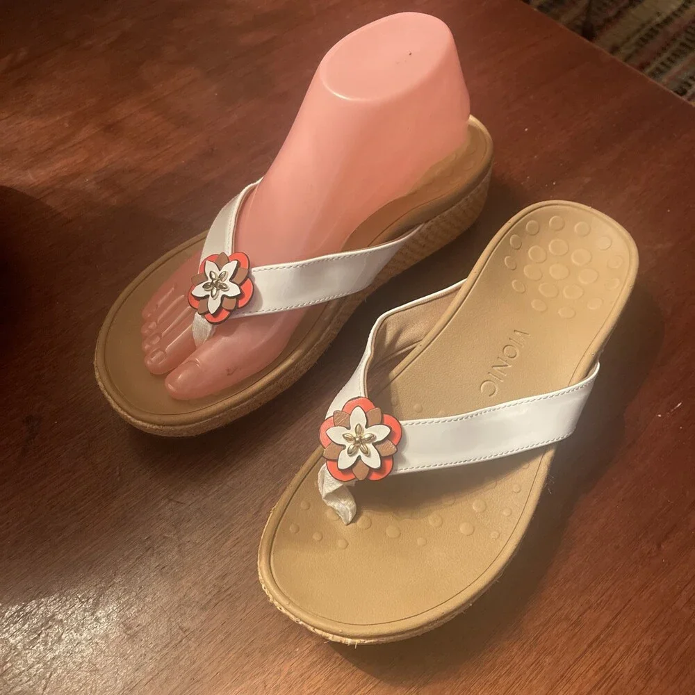 Vionic Sz 8M Mimi Wedge White Patent Leather Floral Embellishment Thong Sandal